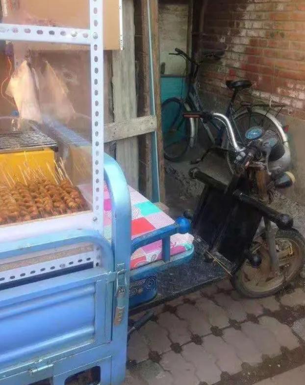 摆摊谋生 城管收车 退伍军人犯罪_城管踩头