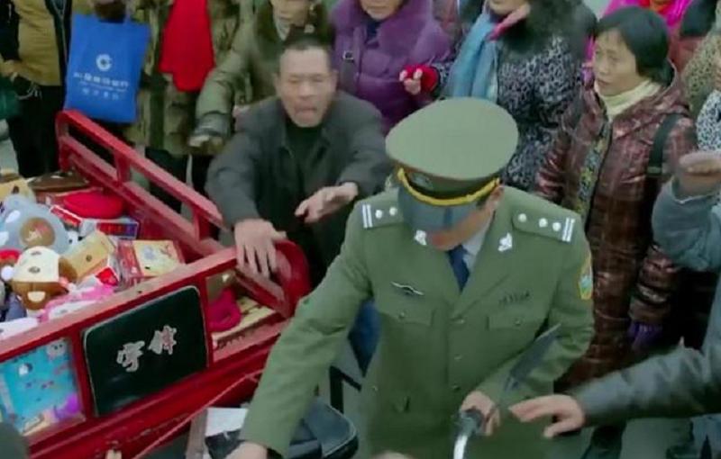 摆摊谋生 城管收车 退伍军人犯罪_城管踩头