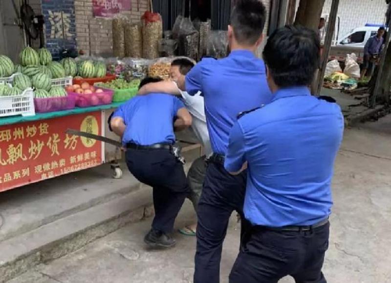 城管踩头_摆摊谋生 城管收车 退伍军人犯罪