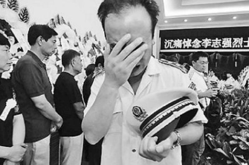 摆摊谋生 城管收车 退伍军人犯罪_城管踩头