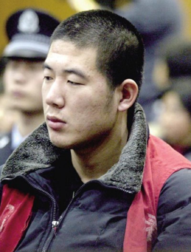 城管踩头_摆摊谋生 城管收车 退伍军人犯罪