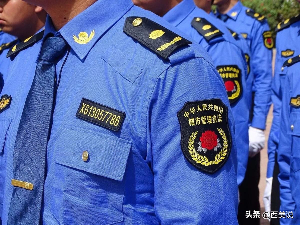 城管踩头_云南卖菜老头被城管按地上_女城管踩手事件