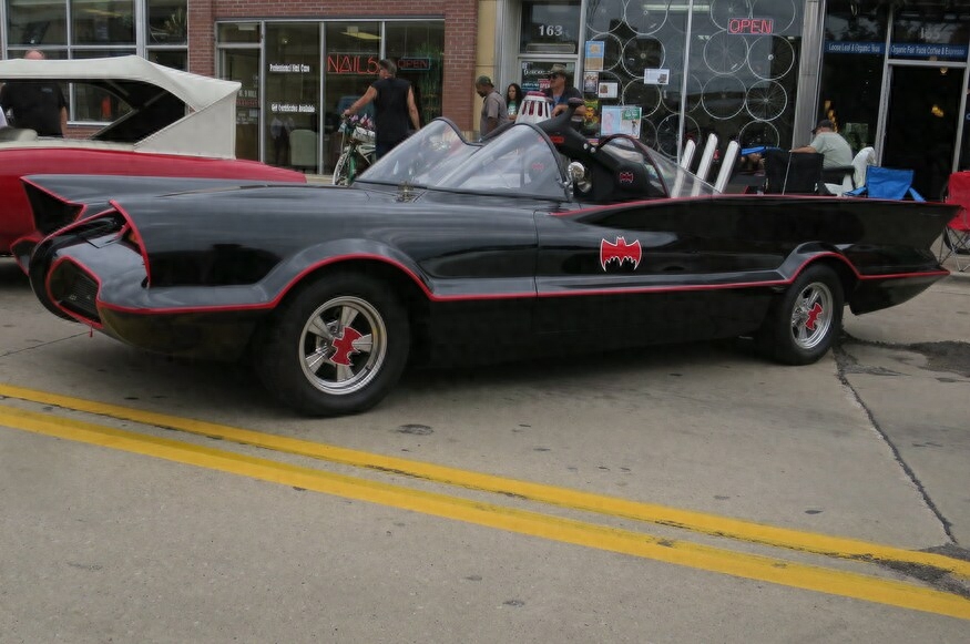 配炸弹+机枪+粉碎机 五代蝙蝠侠战车齐亮相 超人在召唤