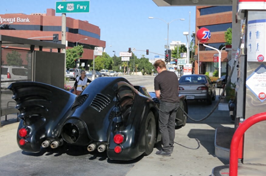 配炸弹+机枪+粉碎机 五代蝙蝠侠战车齐亮相 超人在召唤