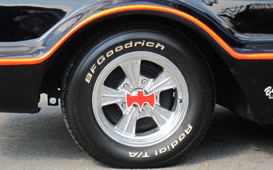 配炸弹+机枪+粉碎机 五代蝙蝠侠战车齐亮相 超人在召唤