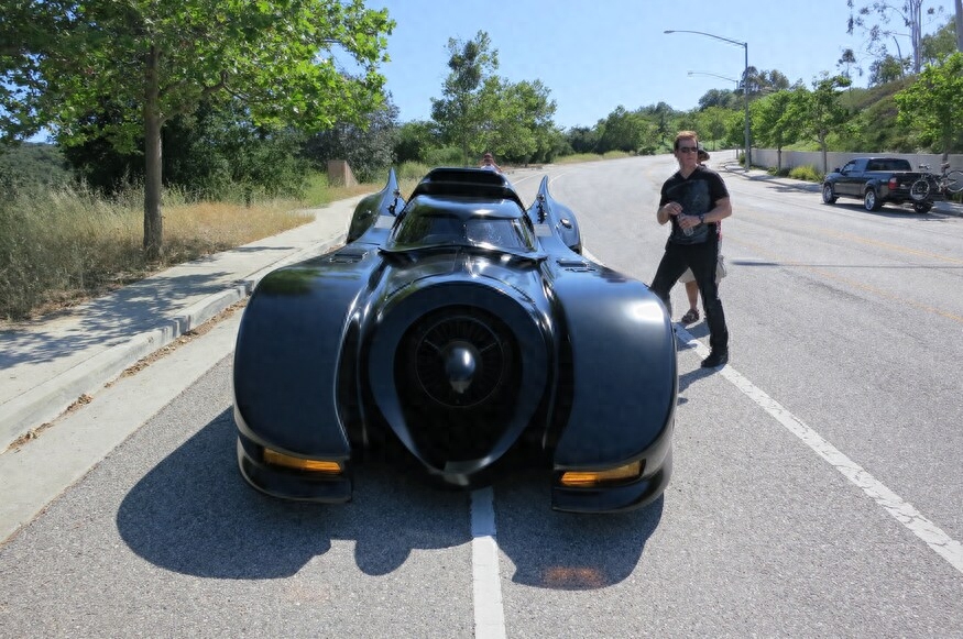 配炸弹+机枪+粉碎机 五代蝙蝠侠战车齐亮相 超人在召唤