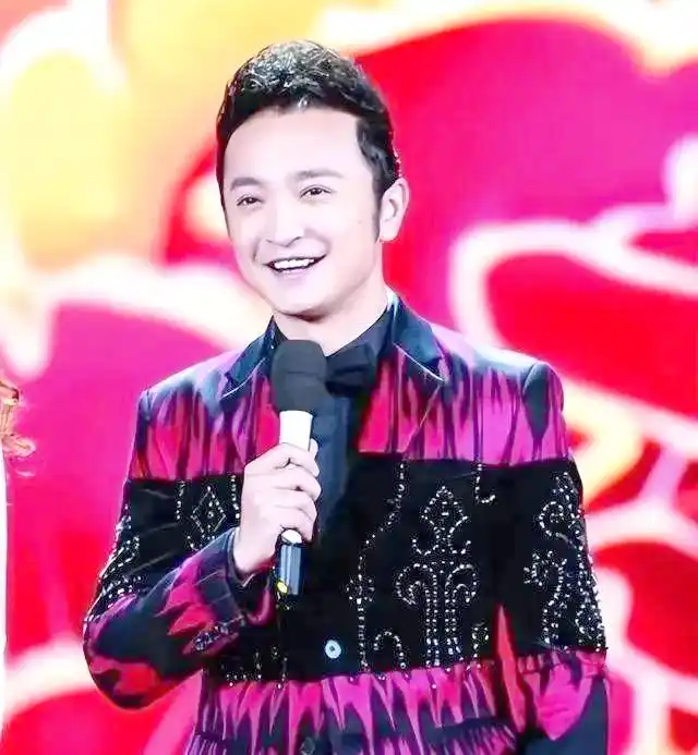 尼格买提春晚崛起历程_尼格买提个人资料图片_尼格买提家庭背景与成长故事