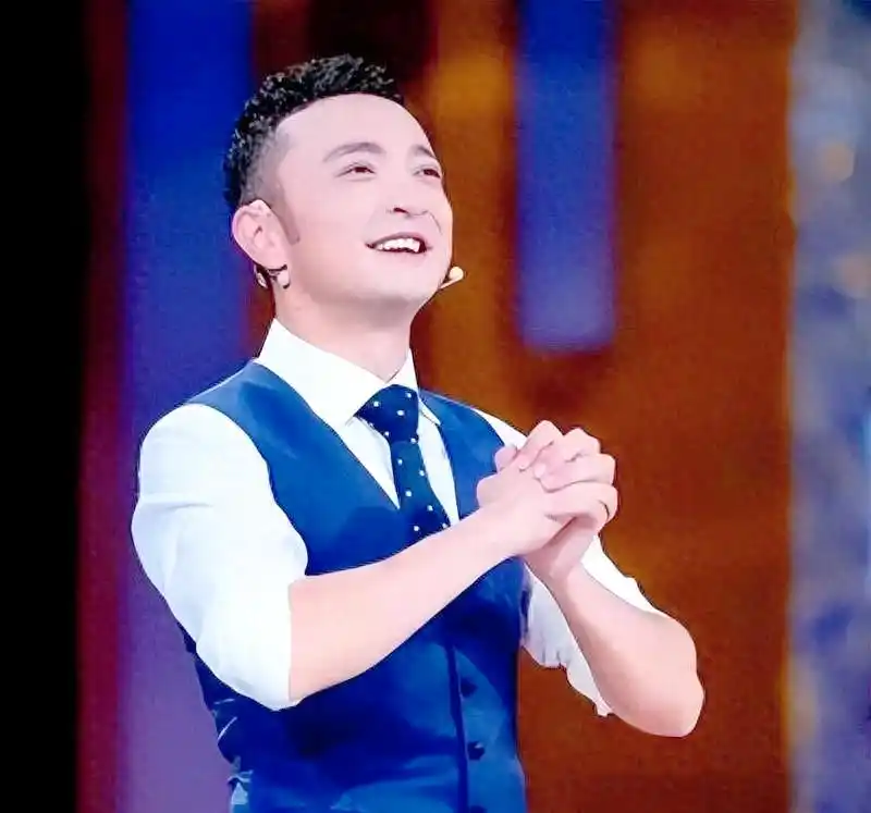 尼格买提春晚崛起历程_尼格买提个人资料图片_尼格买提家庭背景与成长故事