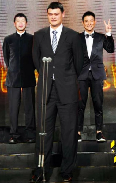 巨人姚明与明星合影太难同框，冯小刚刘德华站高三个台阶比V