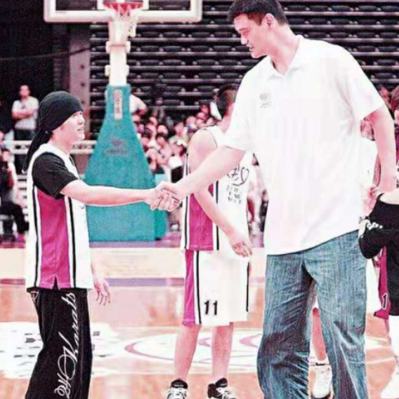 姚明与明星合影高度差_nba中国赛姚明成龙同框 身高差好萌_姚明身高合影明星
