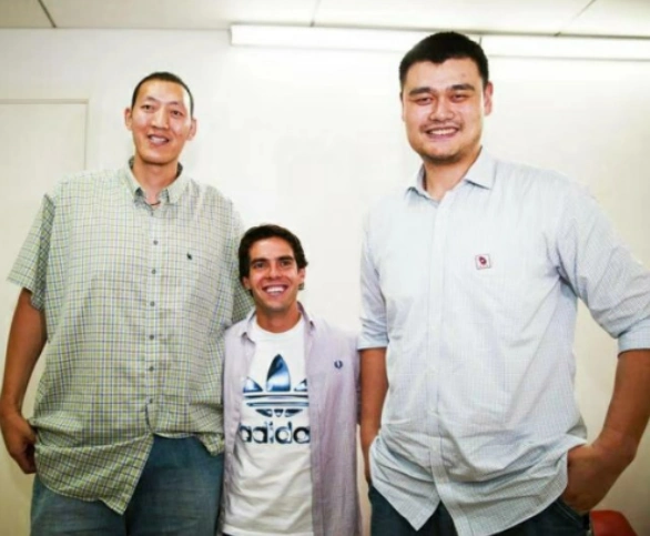 姚明身高合影明星_nba中国赛姚明成龙同框 身高差好萌_姚明与明星合影高度差