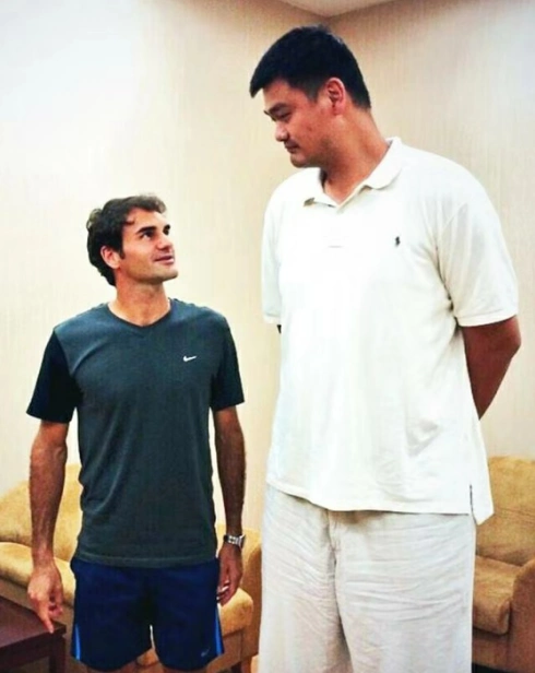 nba中国赛姚明成龙同框 身高差好萌_姚明与明星合影高度差_姚明身高合影明星