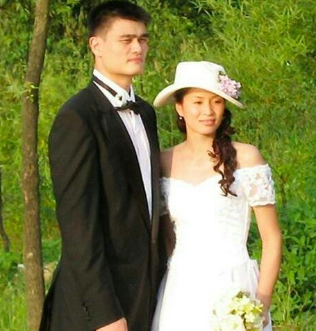 姚明身高合影明星_nba中国赛姚明成龙同框 身高差好萌_姚明与明星合影高度差