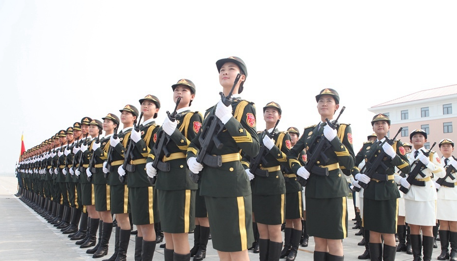 阅兵仪仗队女兵持枪训练 胖女兵瘦成瓜子脸
