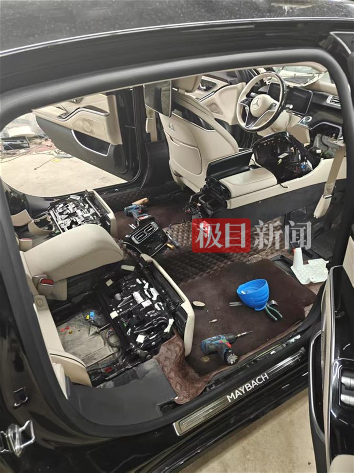 在信号屏蔽房,被拆卸的迈巴赫 (4).jpg