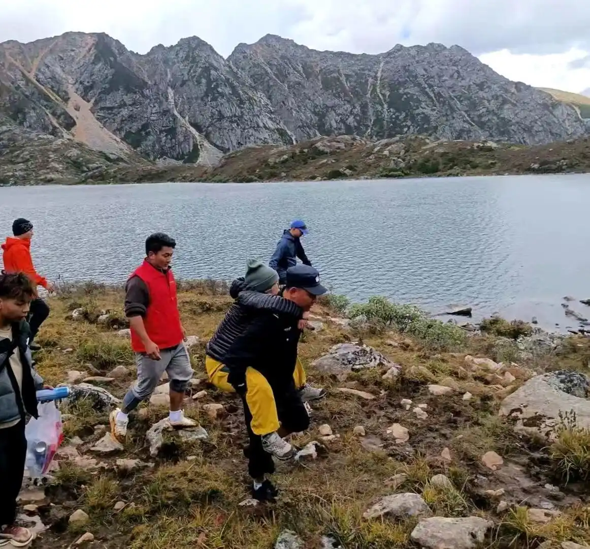20岁甘孜丹巴党岭失温游客医疗救治_党岭高反女孩家属最新发声_四川丹巴卓雍措女游客高反失温救援