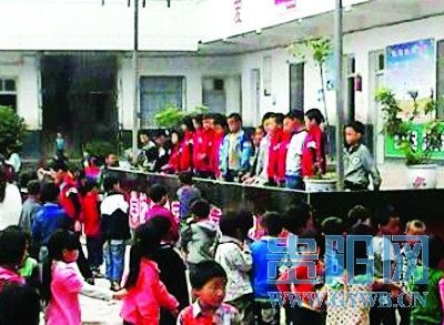 小学生因未完成作业操场下跪 校长称是自愿(图)