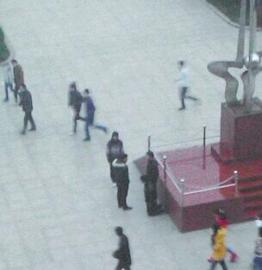 网瘾学生当众下跪 老师后悔:只顾教育,忘了扶