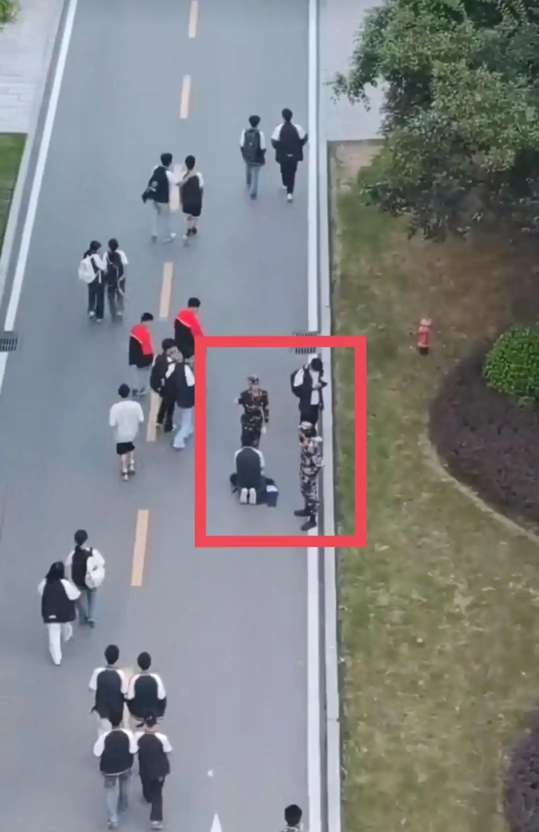 曝一老师逼学生下跪?学校:都是学生_学生纠察队查充电宝学生情绪激动下跪_重庆市渝北职业教育中心老师逼迫学生下跪事件