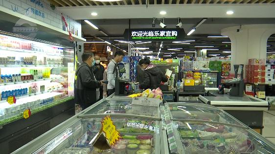 男子9.9元买过期饮料索赔1000元_买到过期花茶索赔1000元_昆明超市过期食品赔偿纠纷