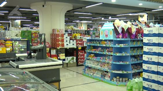 男子9.9元买过期饮料索赔1000元_昆明超市过期食品赔偿纠纷_买到过期花茶索赔1000元