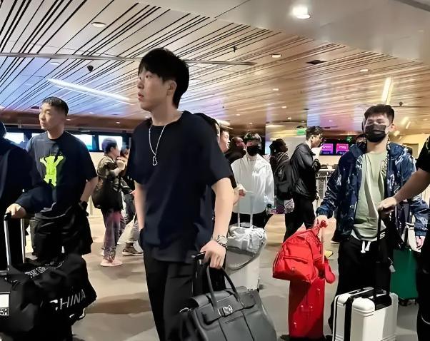 国乒抵达印度 选手挤大巴回酒店 后勤准备充足