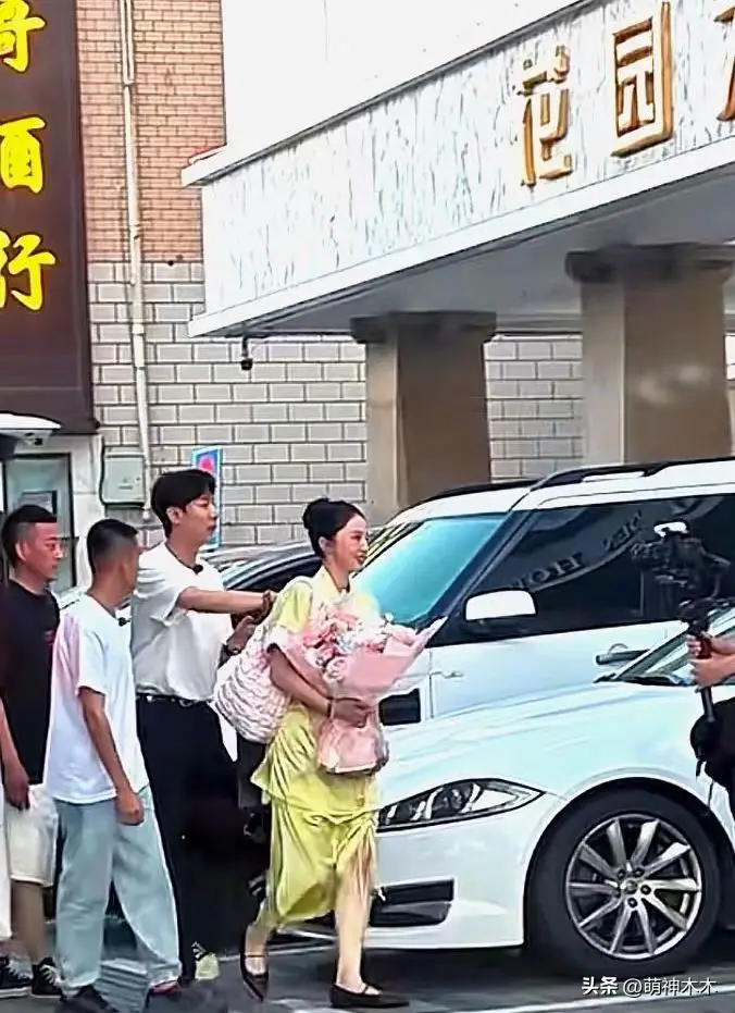 花园大饭店婚宴人均价格真相_董璇回应婚礼餐标67元_张维伊董璇大同婚宴价格争议