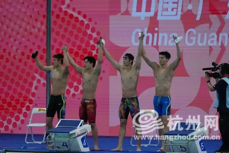 全运会开幕后首日见金 浙江泳军男子100自接力称王