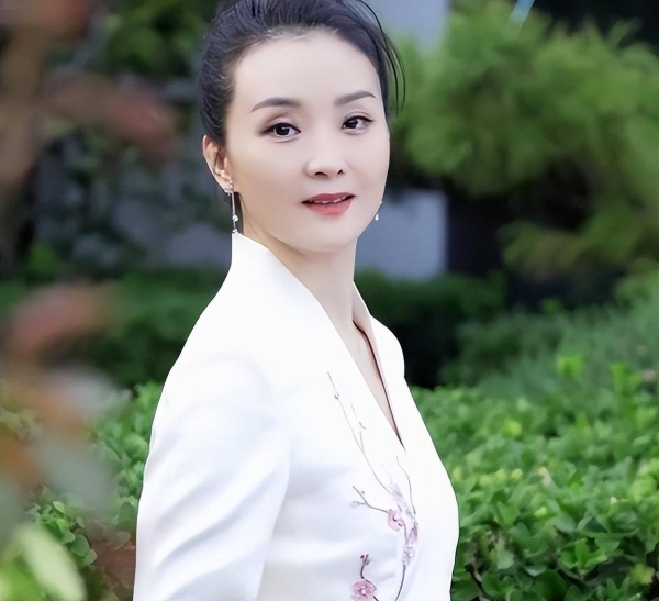 王艳的老公王志才的大儿子_晴格格王艳嫁入豪门下场_王艳直播带货缺钱