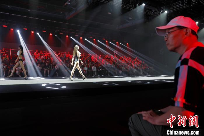 cctv模特大赛总决赛_中国超级模特大赛总决赛_百雀羚第十八届中国超级模特大赛