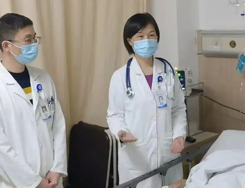 发热1天左肺全白 这病别误当普通感冒_重症肺炎 鹦鹉热衣原体肺炎 鸟疫