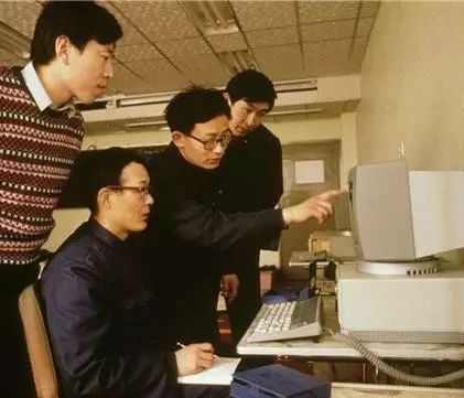 改革开放40年记忆_改革开放前的照片加文字_红领巾自行车时代变迁