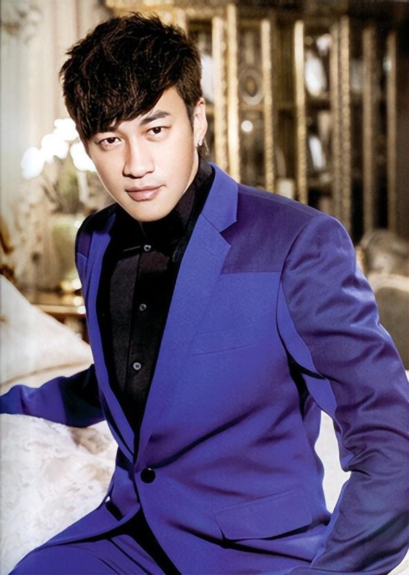 何润东不幸遭遇车祸，豪车受损严重，副导演重伤！