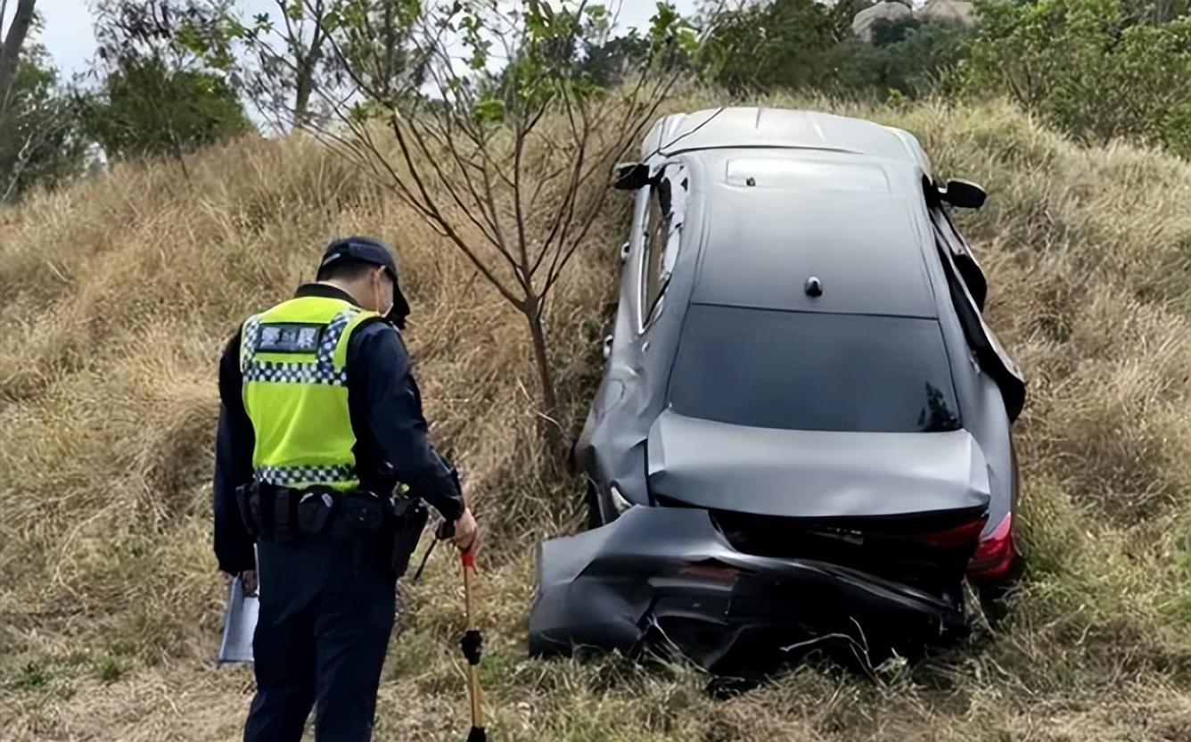 何润东车祸事故_何润东玛莎拉蒂追尾事故_知名导演陈可辛出车祸 现场画面曝光