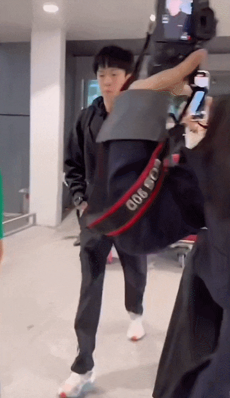 王楚钦“着急收工”：你的问题太多了_抵制代拍行为_王楚钦机场被跟拍事件