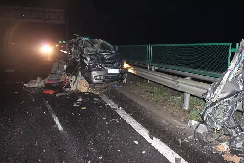 天津最新交通事故_交警安全提示挽救生命_高速公路追尾事故救援