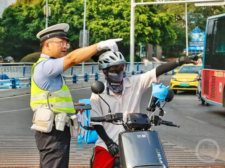 重庆交巡警 飙车炸街 打击整治行动_重庆辟谣“摩托车能上高速”_摩托车 交通违法行为 临时限行