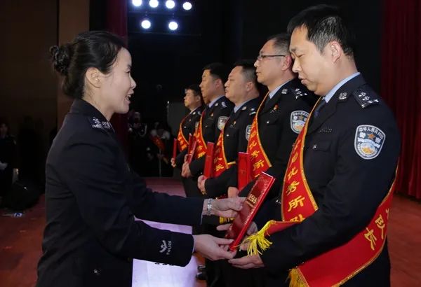 武陟公安局李新功照片_武陟公安工作汇报会主题_武陟县公安局2024年迎新春工作汇报会