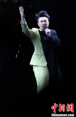 盘点明星演出事故：张靓颖坠台 黄家驹身亡引争议