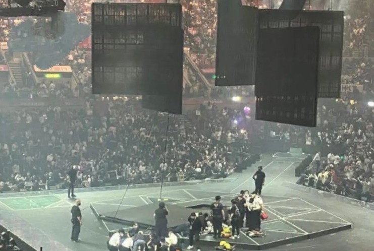 演艺安全活动监管_张靓颖演唱会摔下两米高舞台_明星演唱会现场事故