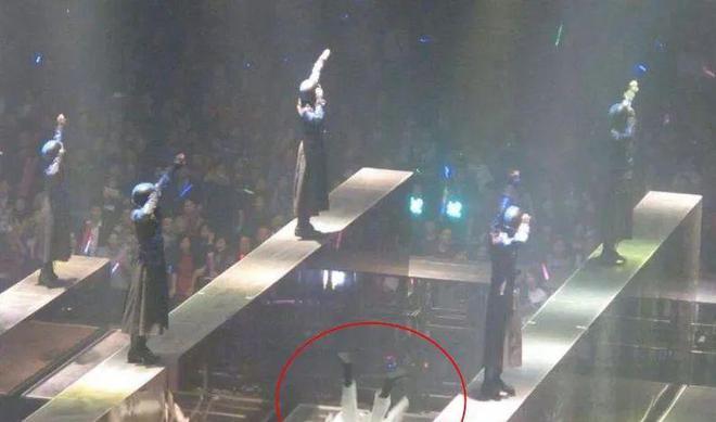 张靓颖演唱会摔下两米高舞台_演艺安全活动监管_明星演唱会现场事故