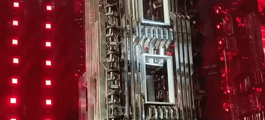 演艺安全活动监管_明星演唱会现场事故_张靓颖演唱会摔下两米高舞台