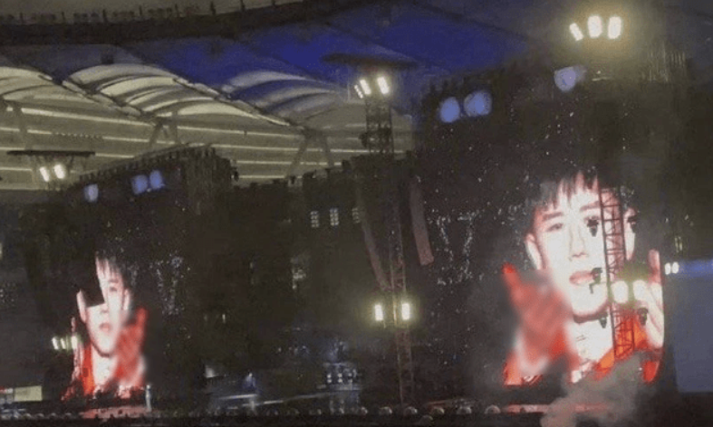 张靓颖演唱会摔下两米高舞台_演艺安全活动监管_明星演唱会现场事故