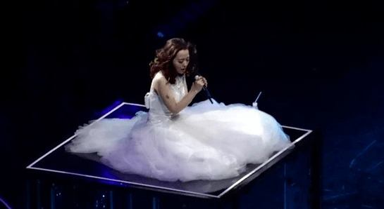 演艺安全活动监管_明星演唱会现场事故_张靓颖演唱会摔下两米高舞台