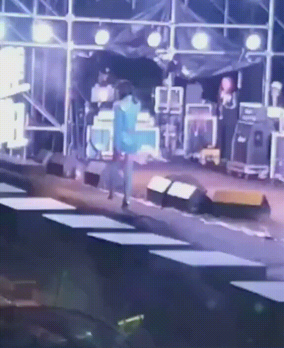 张靓颖演唱会摔下两米高舞台_明星演唱会现场事故_演艺安全活动监管