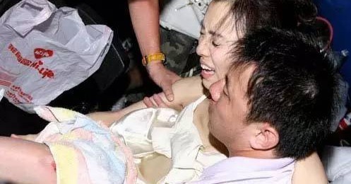 张靓颖演唱会摔下两米高舞台_演艺安全活动监管_明星演唱会现场事故