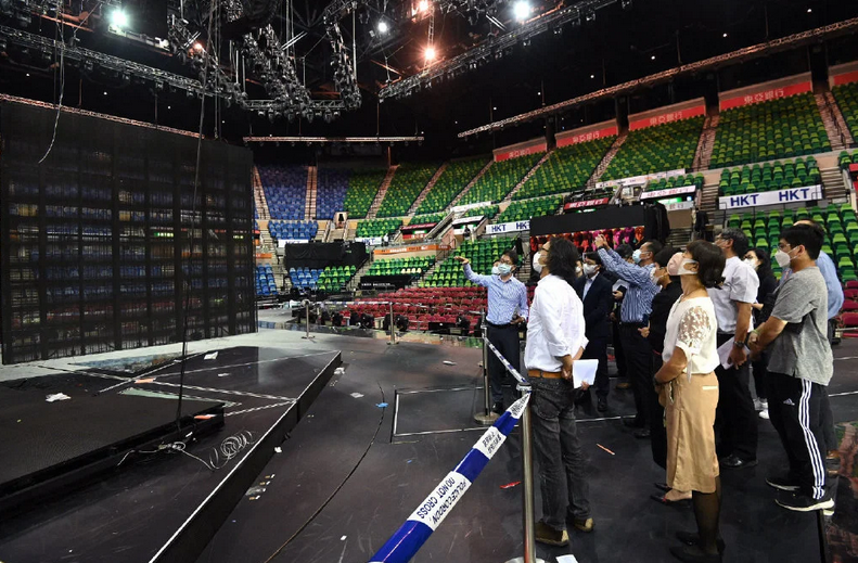 演艺安全活动监管_张靓颖演唱会摔下两米高舞台_明星演唱会现场事故