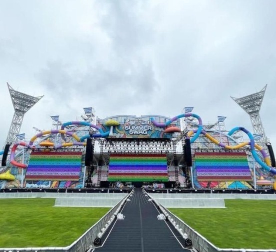 演艺安全活动监管_张靓颖演唱会摔下两米高舞台_明星演唱会现场事故