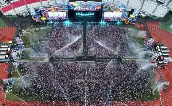 张靓颖演唱会摔下两米高舞台_演艺安全活动监管_明星演唱会现场事故