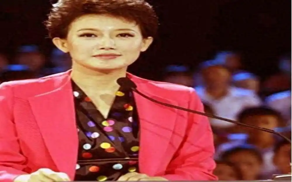 央视“拼命三娘”媲美董卿，才貌双全却独身至今，她是谁？